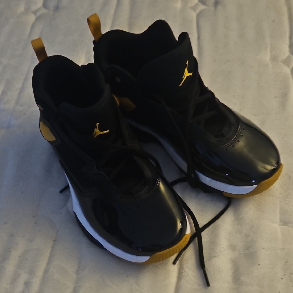 Nike Kids Black and Yellow Sneakers